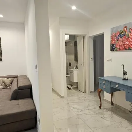 Modern Elegance V1 Apartment